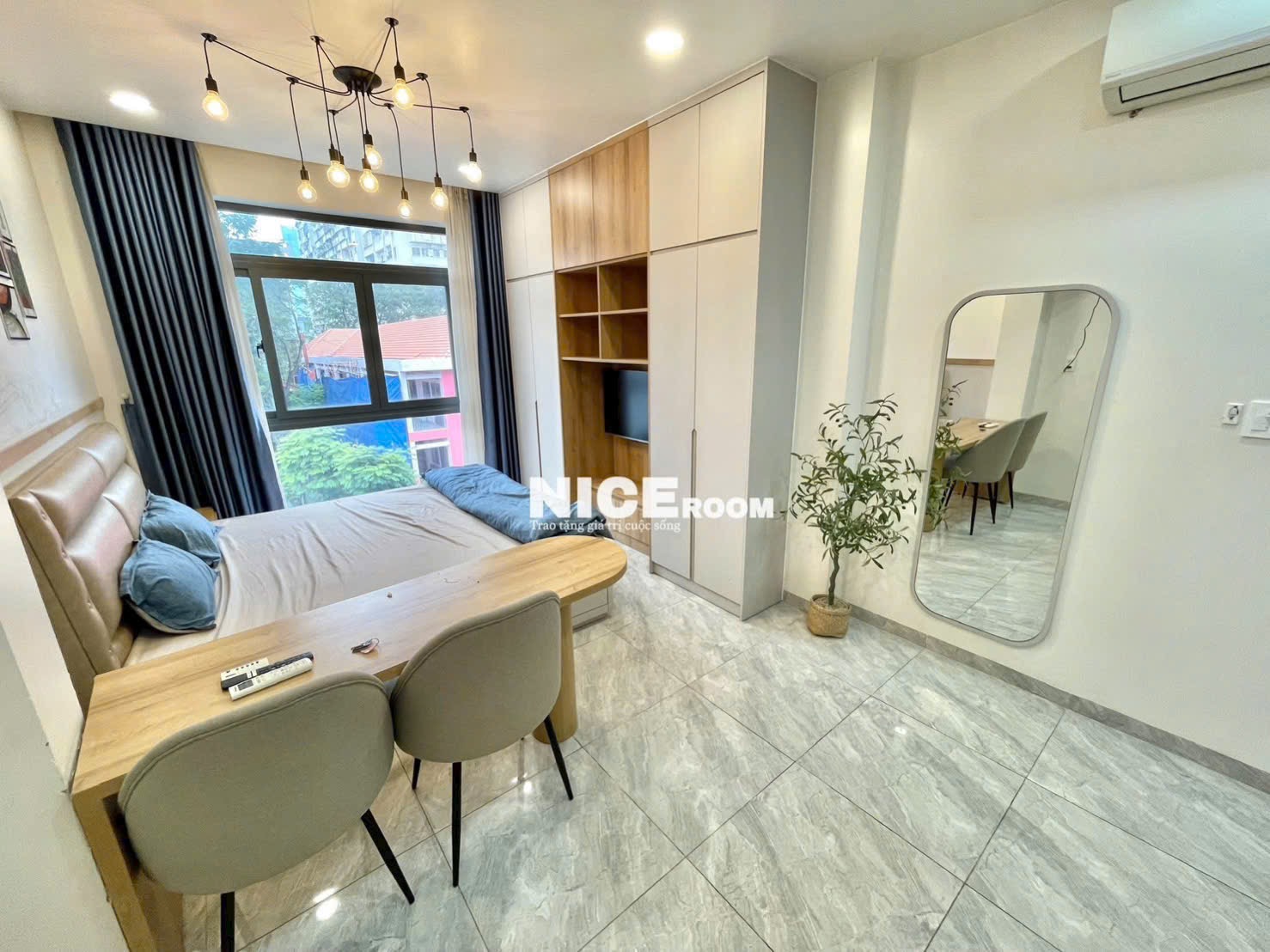 CĂN HỘ CỬA SỔ LỚN PHÒNG TONE TRẮNG SANG TRỌNG Ở NGÔ TẤT TỐ