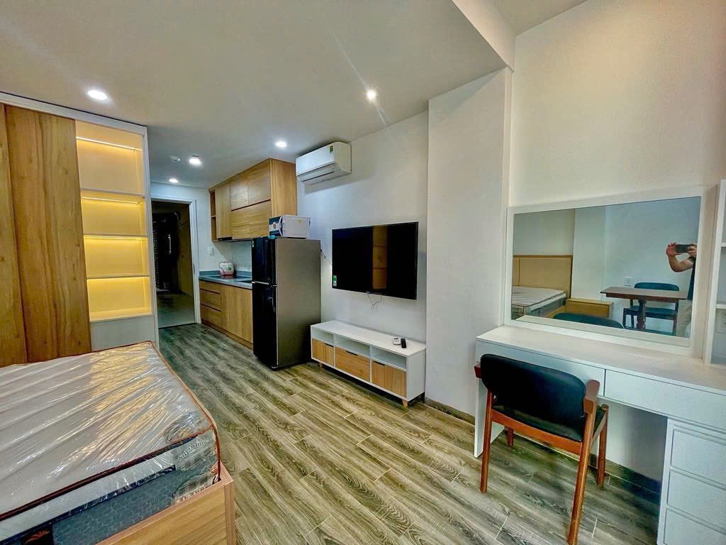 CĂN HỘ BAN CÔNG LỚN KHU BẾP XA GIƯỜNG Ở NGUYỄN CỬU VÂN SÁT QUẬN 1