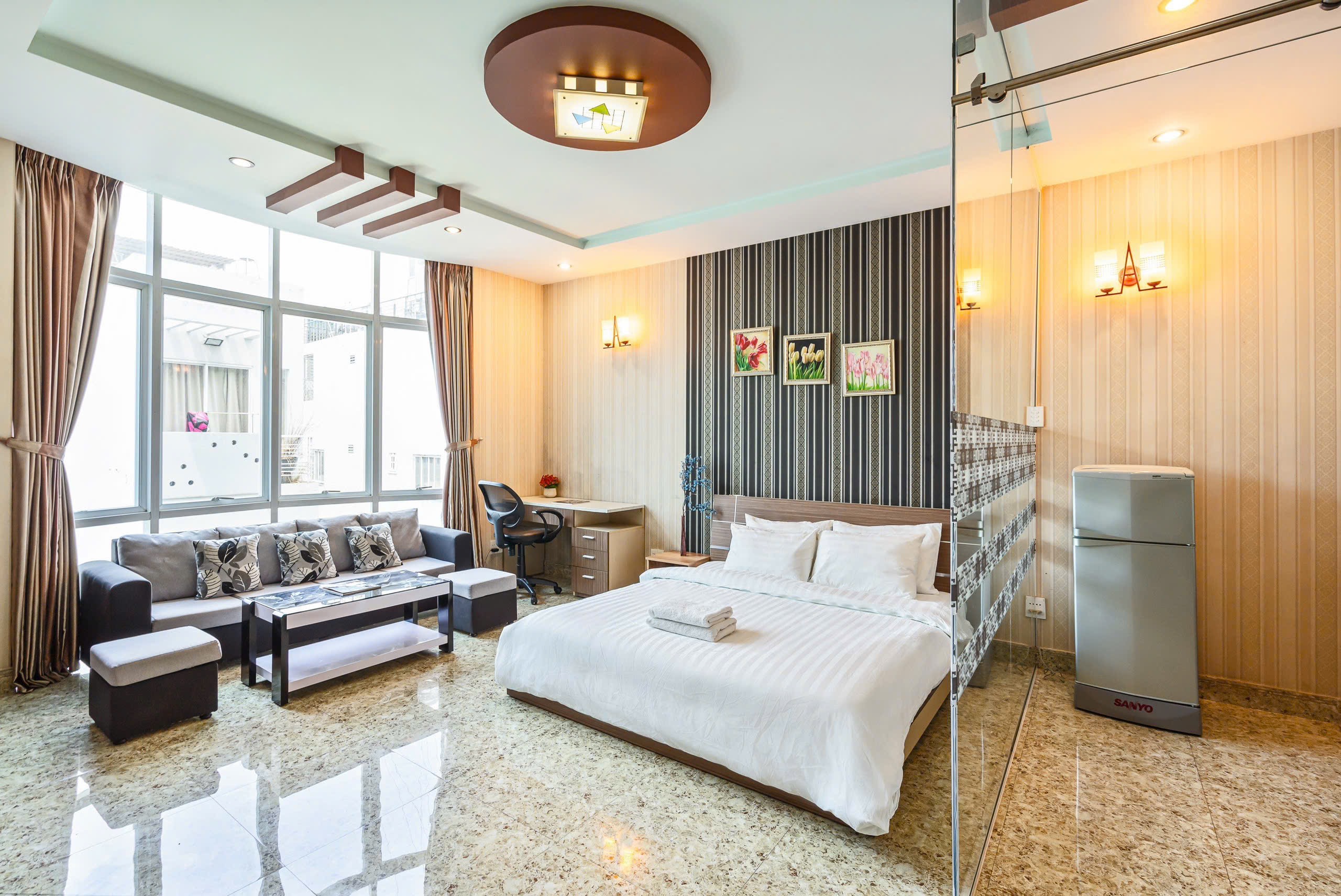 CĂN HỘ 1 PHÒNG NGỦ CÓ BỨC TƯỜNG KÍNH LỚN STYLE CHÂU ÂU Ở TRUNG TÂM QUẬN 1