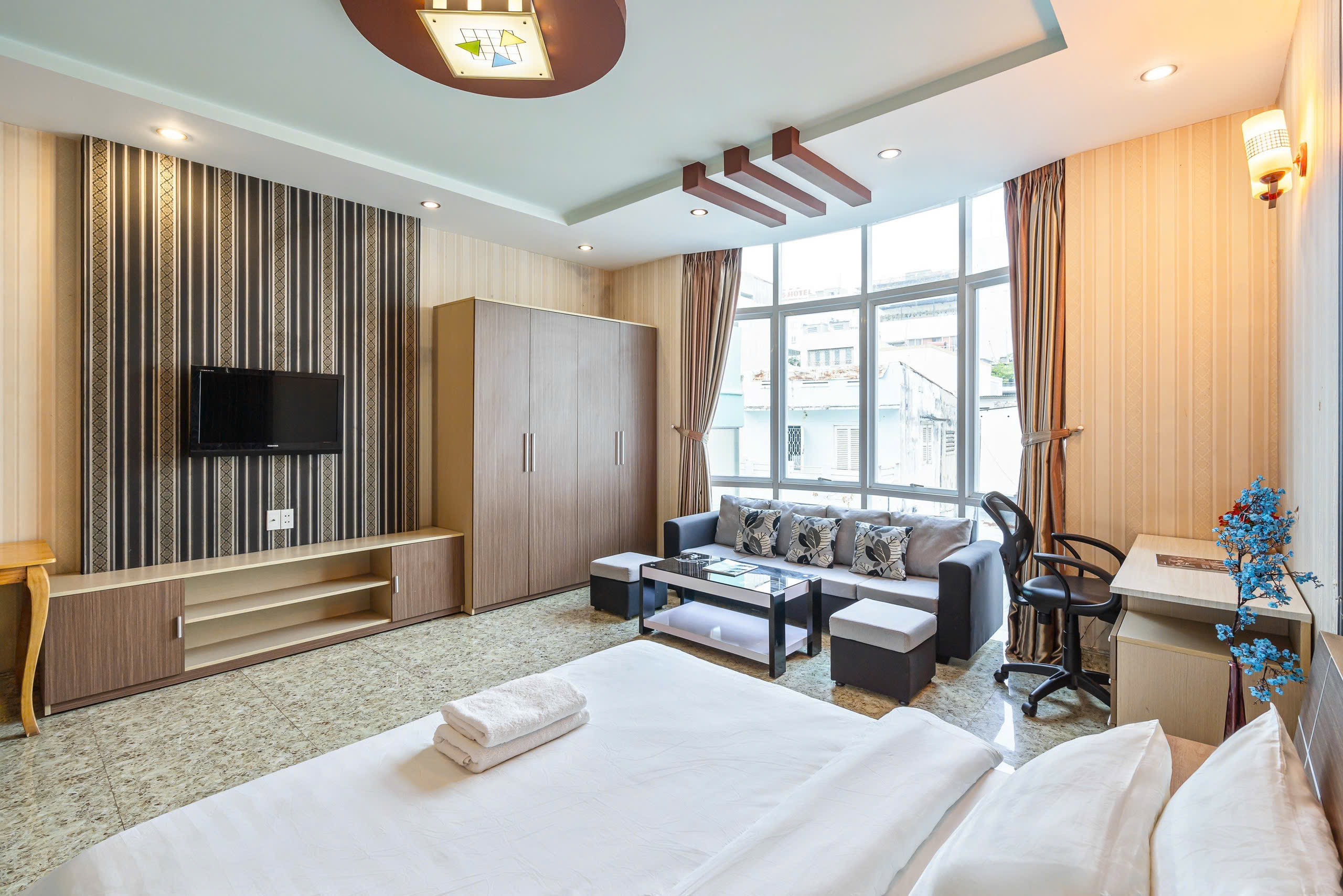 CĂN HỘ 1 PHÒNG NGỦ CÓ BỨC TƯỜNG KÍNH LỚN STYLE CHÂU ÂU Ở TRUNG TÂM QUẬN 1 ảnh 3