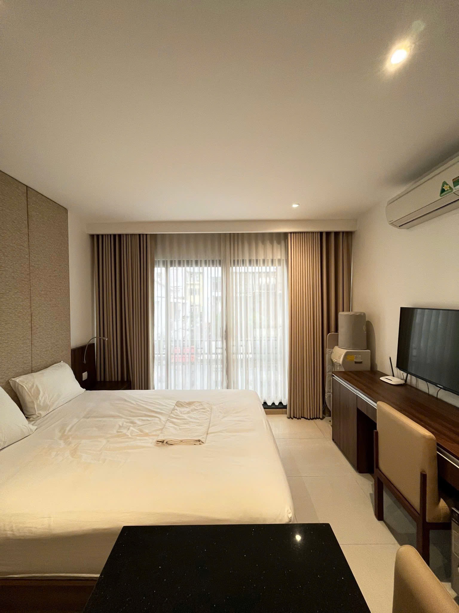 CĂN HỘ DỊCH VỤ 1 PHÒNG NGỦ BAN CÔNG LỚN PHÒNG KHÁCH RỘNG Ở TRƯƠNG QUỐC DUNG SÁT QUẬN 1