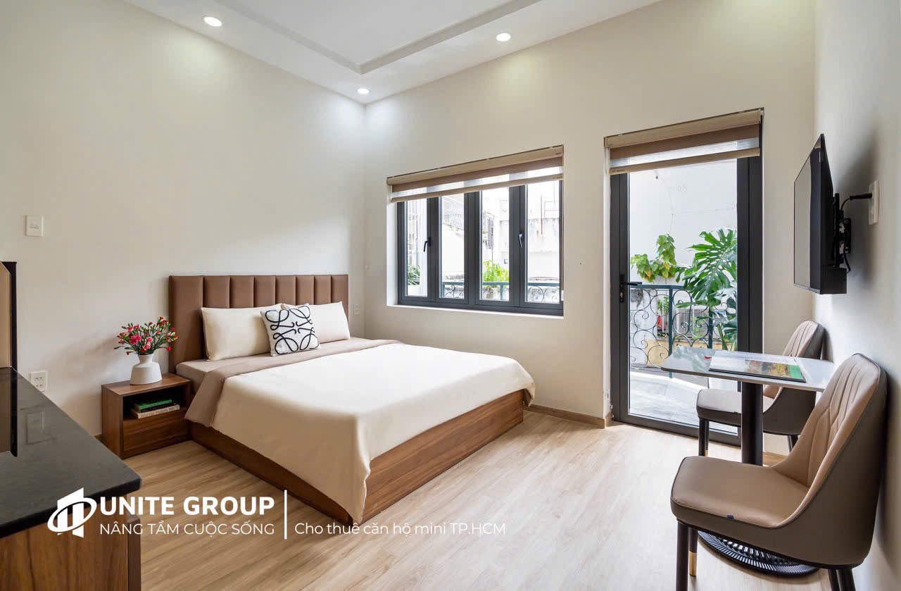 CĂN HỘ BAN CÔNG RỘNG DECOR SANG TRỌNG TONE GỖ Ở NGUYỄN CỬU VÂN SÁT QUẬN 1