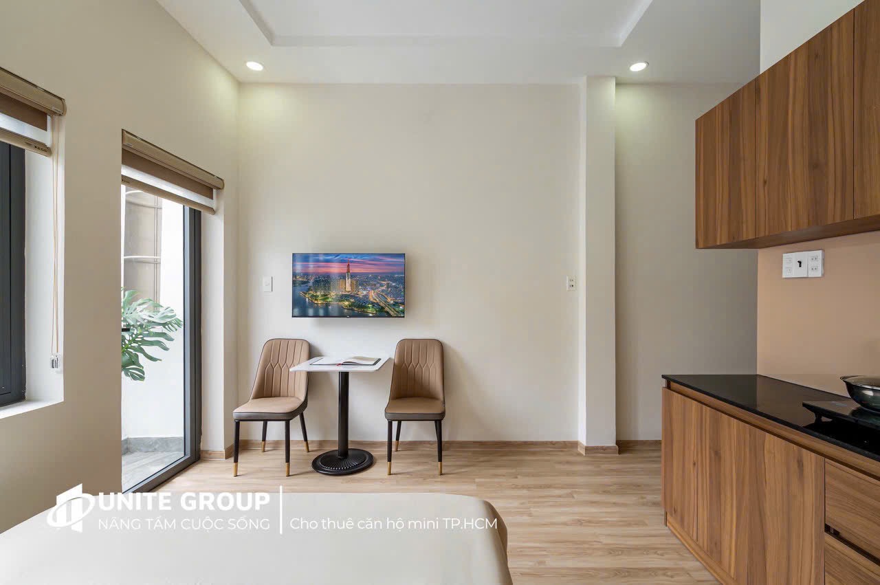 CĂN HỘ BAN CÔNG RỘNG DECOR SANG TRỌNG TONE GỖ Ở NGUYỄN CỬU VÂN SÁT QUẬN 1 ảnh 4