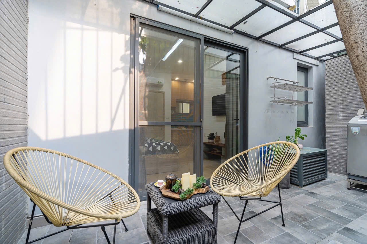 CĂN HỘ DỊCH VỤ CAO CẤP CÓ SÂN SAU RỘNG FULL NỘI THẤT CAO CẤP Ở VÕ DUY NINH SÁT QUẬN 1 ảnh 3