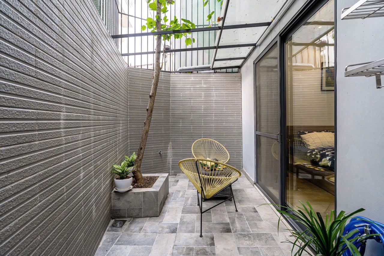 CĂN HỘ DỊCH VỤ CAO CẤP CÓ SÂN SAU RỘNG FULL NỘI THẤT CAO CẤP Ở VÕ DUY NINH SÁT QUẬN 1 ảnh 4