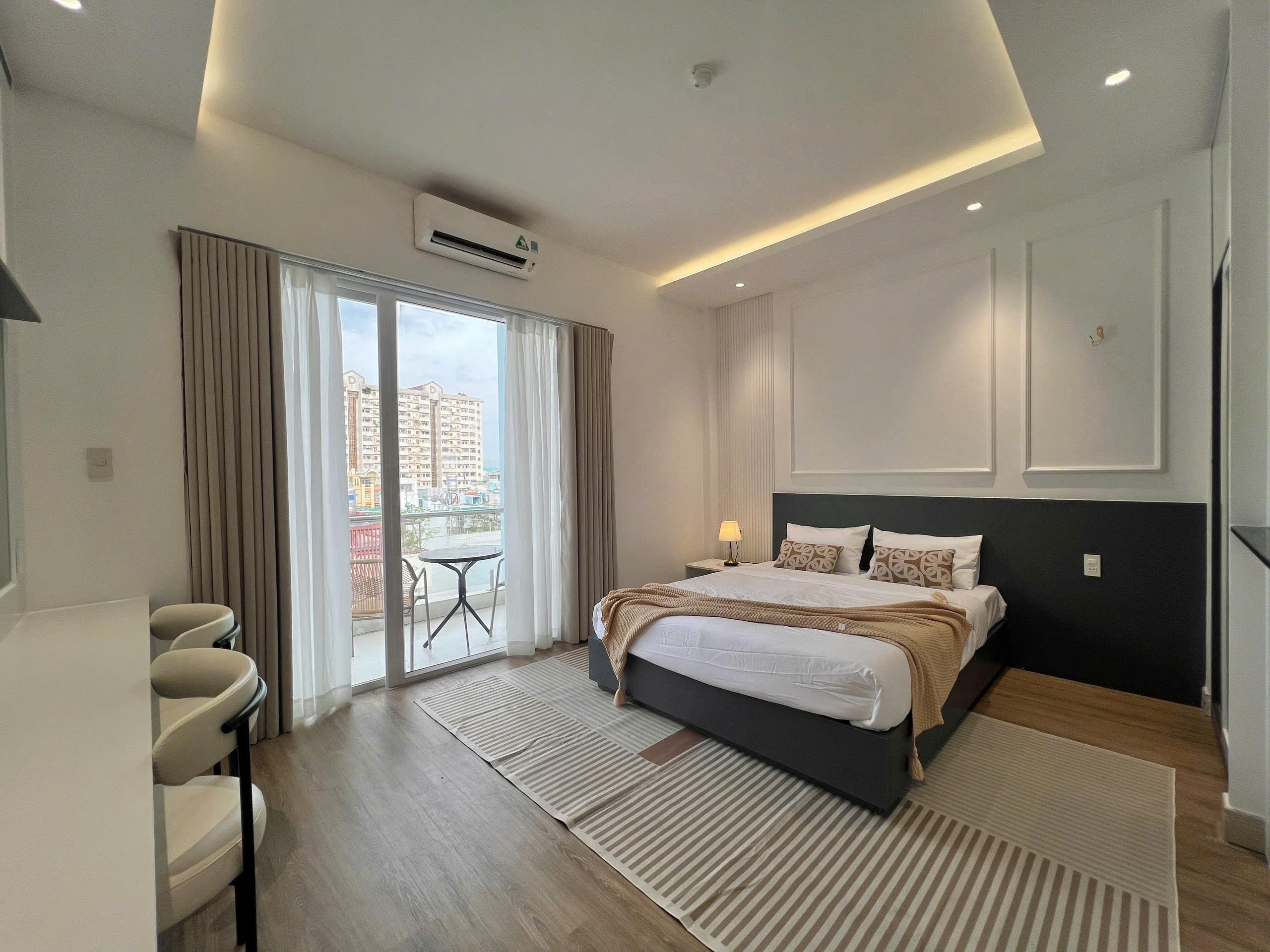 CĂN HỘ 1 PHÒNG NGỦ CAO CẤP BAN CÔNG LỚN MÁY GIẶT SẤY RIÊNG Ở HUỲNH MẪN ĐẠT SÁT QUẬN 1