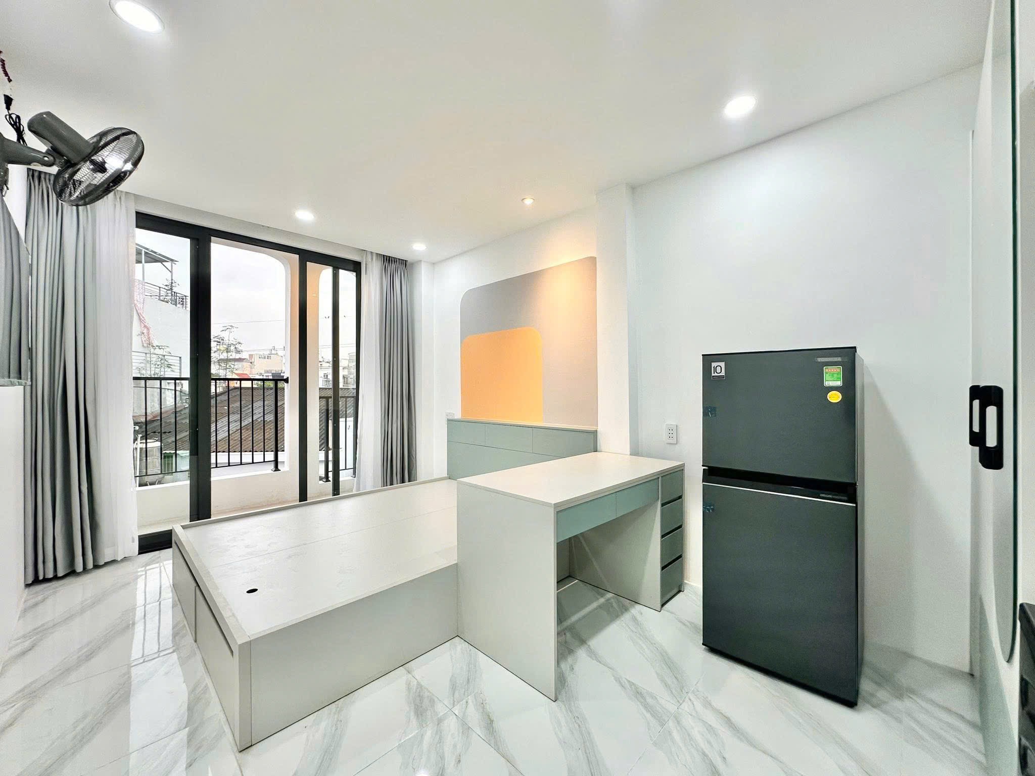 CĂN HỘ BAN CÔNG LỚN MỚI XÂY BẾP XA GIƯỜNG NỘI THẤT CAO CẤP MÁY GIẶT RIÊNG Ở ĐỖ TẤN PHONG