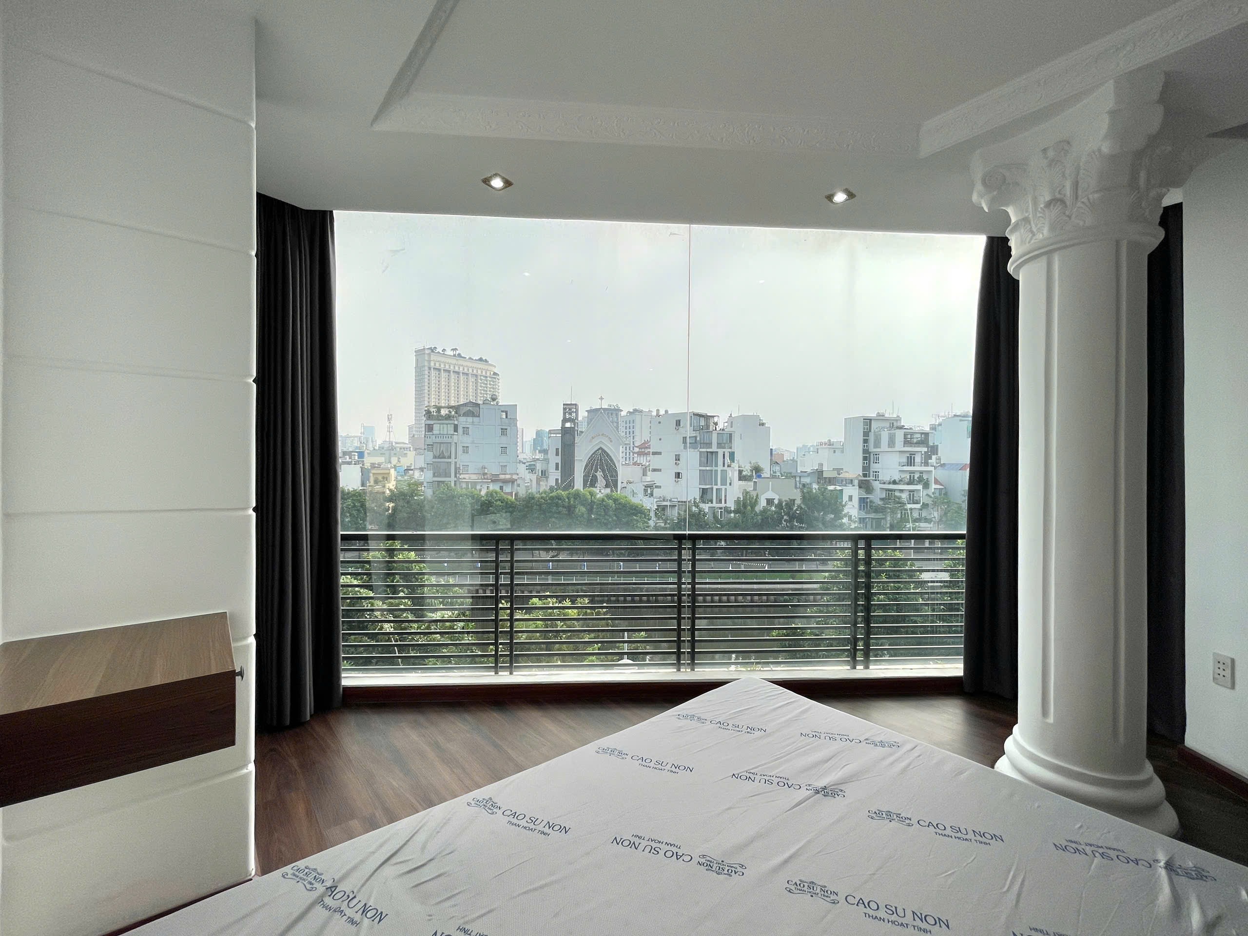 CĂN HỘ CỬA KÍNH QUANH PHÒNG VIEW TOÀN CẢNH TÁCH BẾP Ở TRƯỜNG SA PHÚ NHUẬN