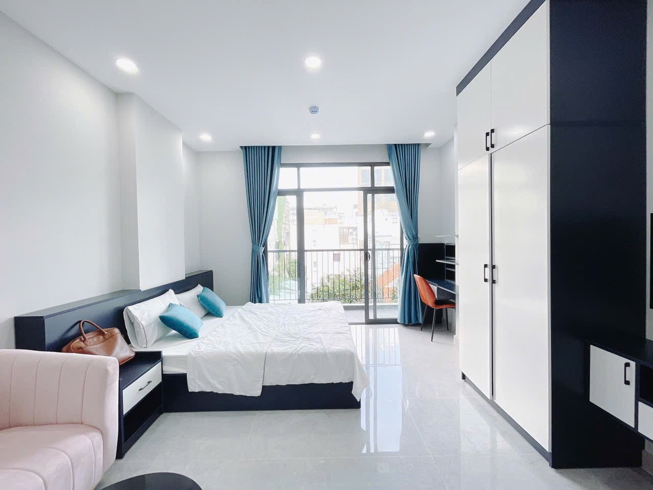 CĂN HỘ 1 PHÒNG NGỦ BAN CÔNG LỚN FULL NỘI THẤT CAO CẤP Ở LÝ CHÍNH THẮNG
