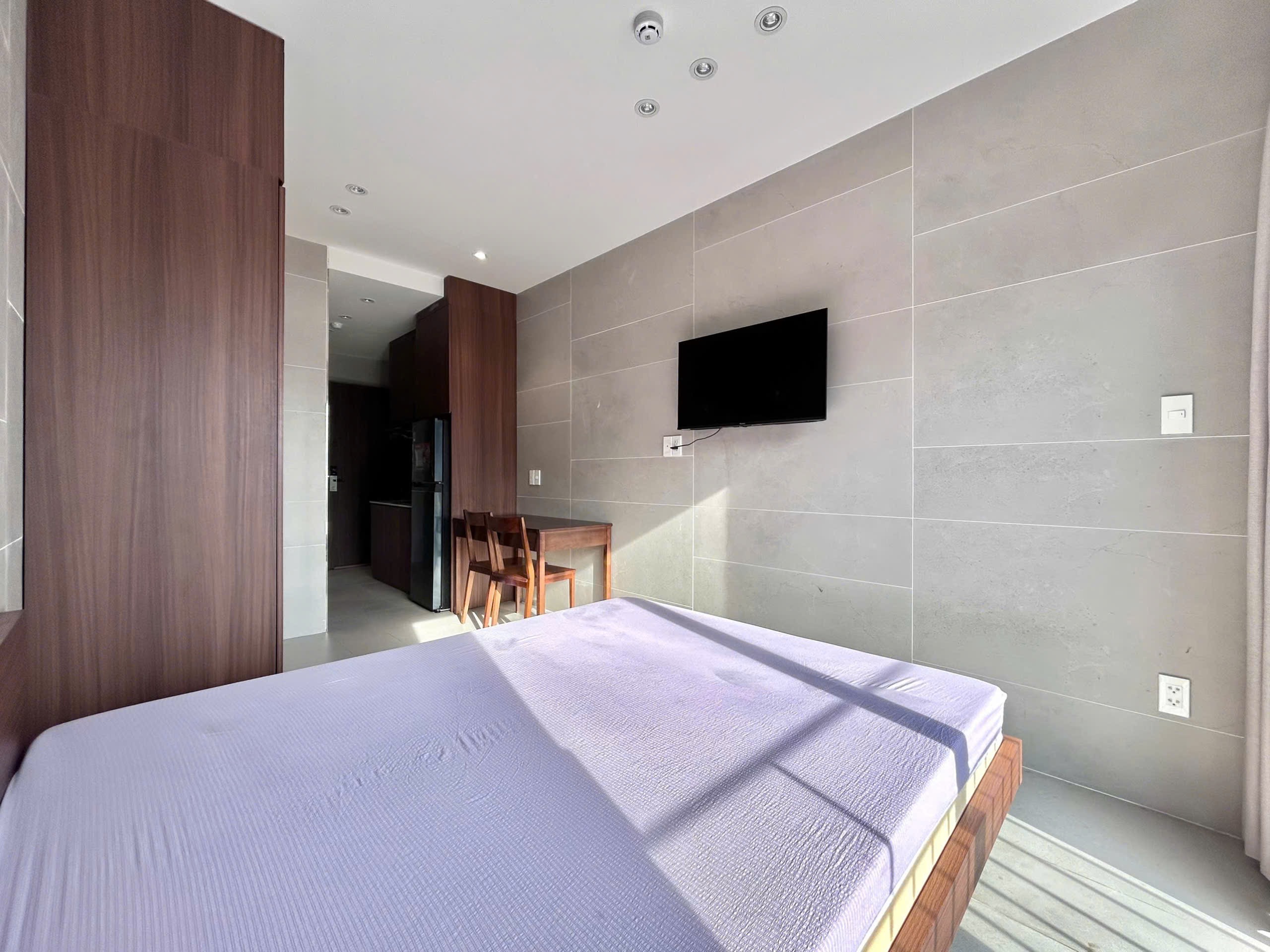 CĂN HỘ CAO CẤP BAN CÔNG LỚN TONE GỖ SANG TRỌNG BẾP XA GIƯỜNG NHÀ THANG MÁY BẢO VỆ