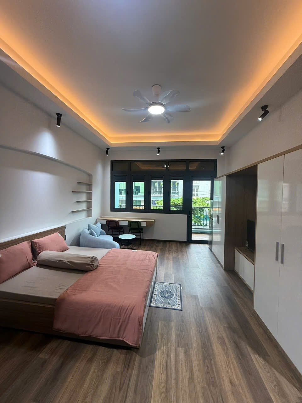 CĂN HỘ 1 PHÒNG NGỦ BAN CÔNG LỚN FULL NỘI THẤY TONE GỖ Ở VÕ OANH BÌNH THẠNH SÁT QUẬN 1, LANDMARK 81