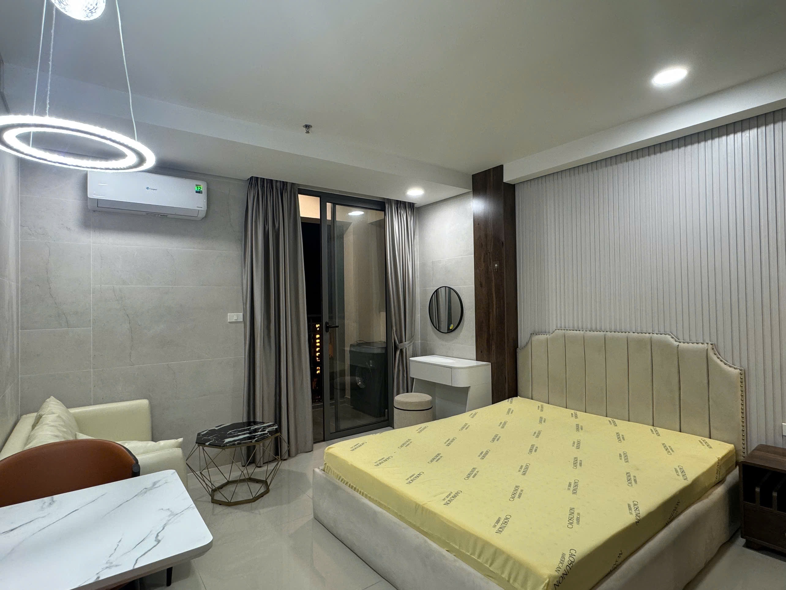 CĂN HỘ 1 PHÒNG NGỦ CAO CẤP BAN CÔNG LỚN TONE GỖ NỘI THẤT CAO CẤP MÁY GIẶT RIÊNG NGAY KHU HÀNG XANH GẦN QUẬN 1