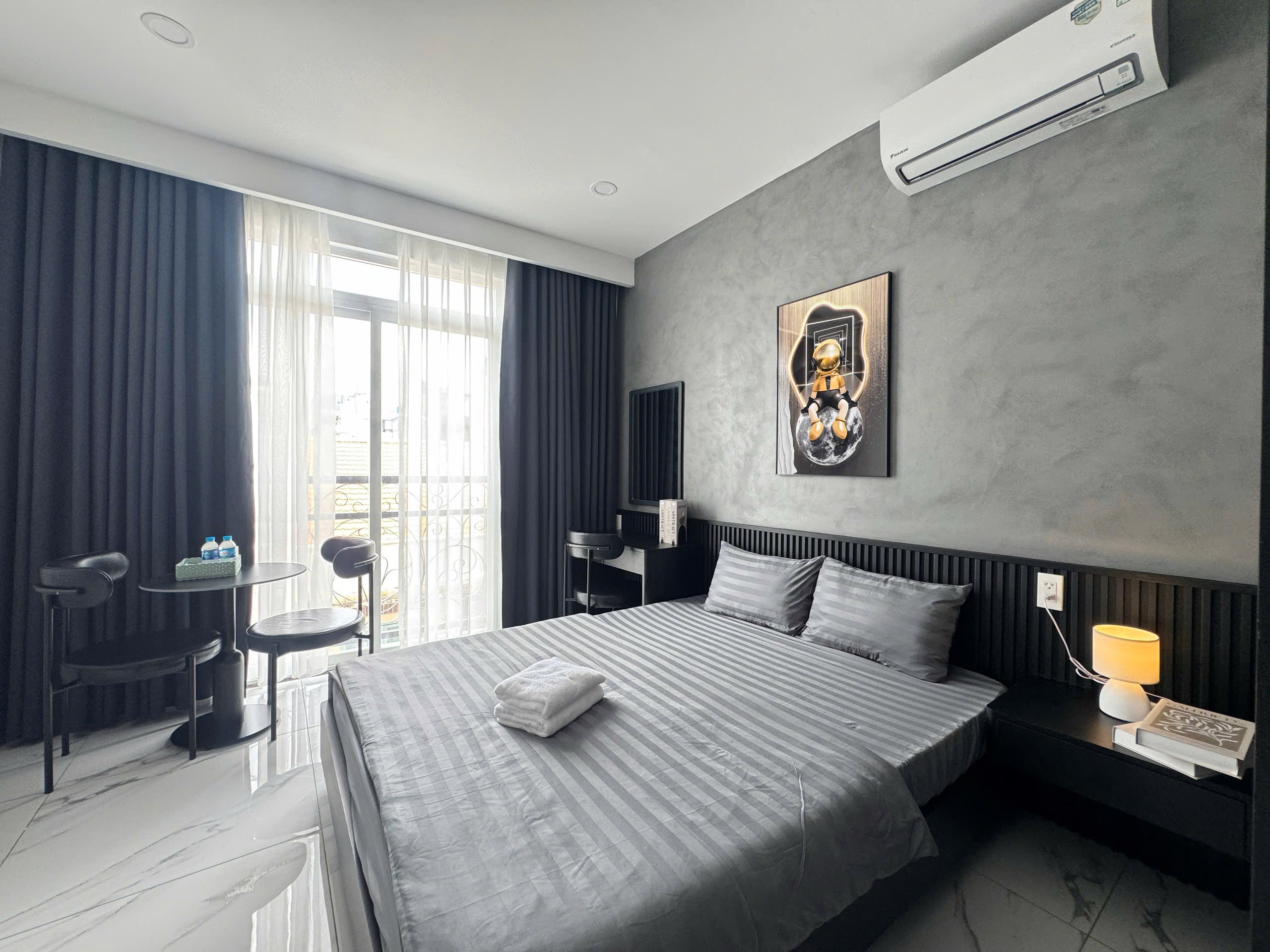 CĂN HỘ CAO CẤP BAN CÔNG BẾP XA GIƯỜNG TONE XÁM ĐEN Ở HUYỀN QUANG QUẬN 1