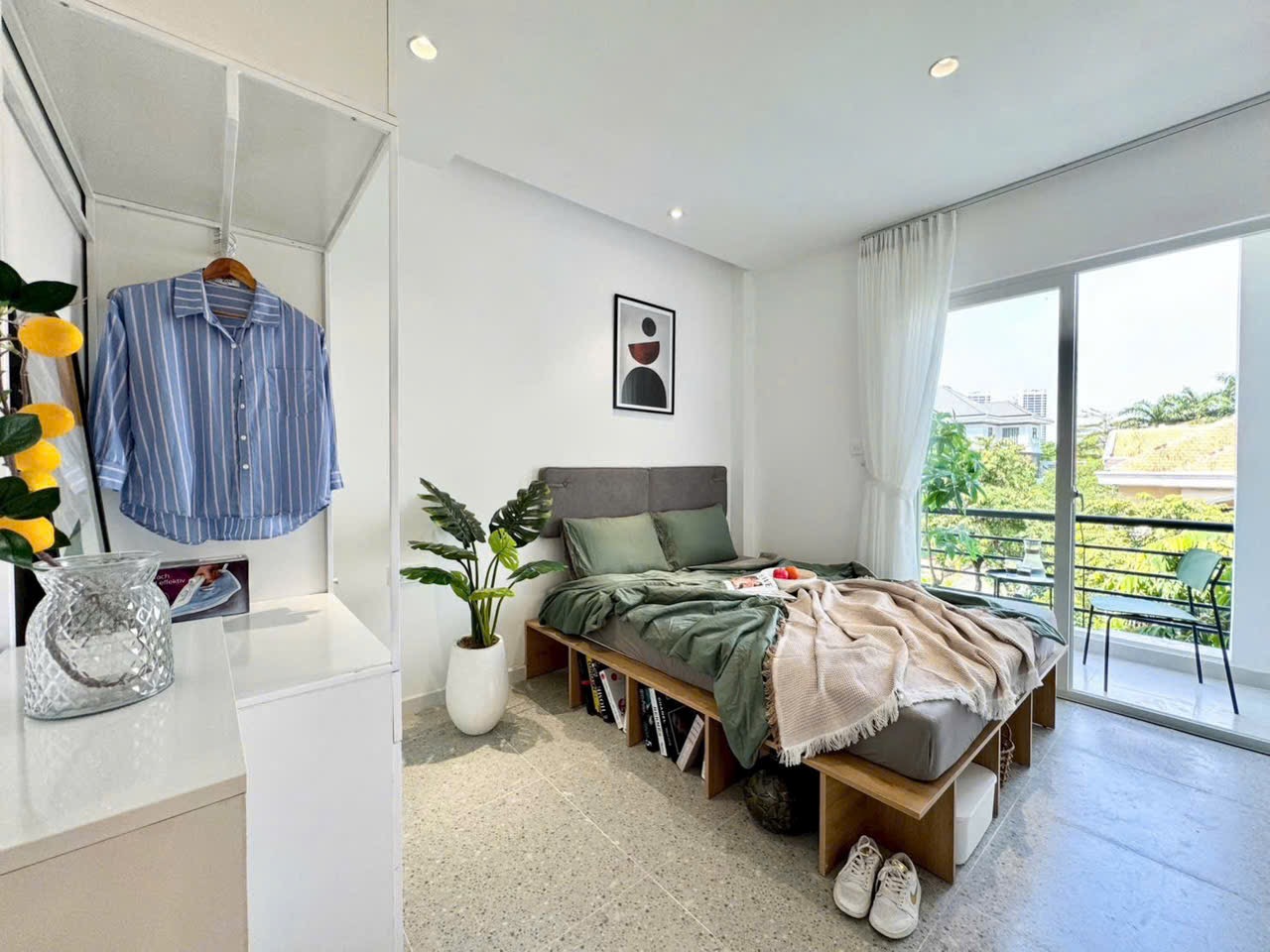 CĂN HỘ BAN CÔNG LỚN THOÁNG CÓ PHÒNG KHÁCH DECOR THƠ MỘNG Ở THẢO ĐIỀN