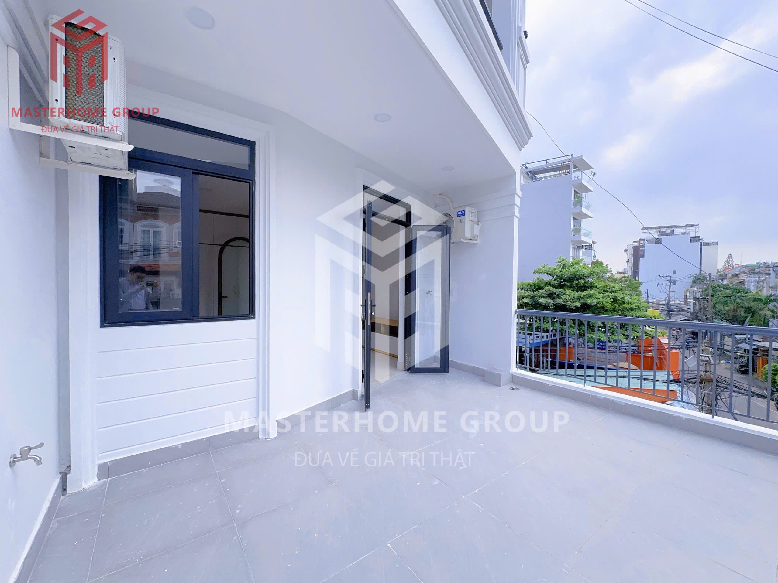 CĂN HỘ 1 PHÒNG NGỦ BAN CÔNG CỰC RỘNG THIẾT KẾ THÔNG MINH NỘI THẤT TONE GỖ NHÀ THANG MÁY Ở TRẦN BÌNH TRỌNG