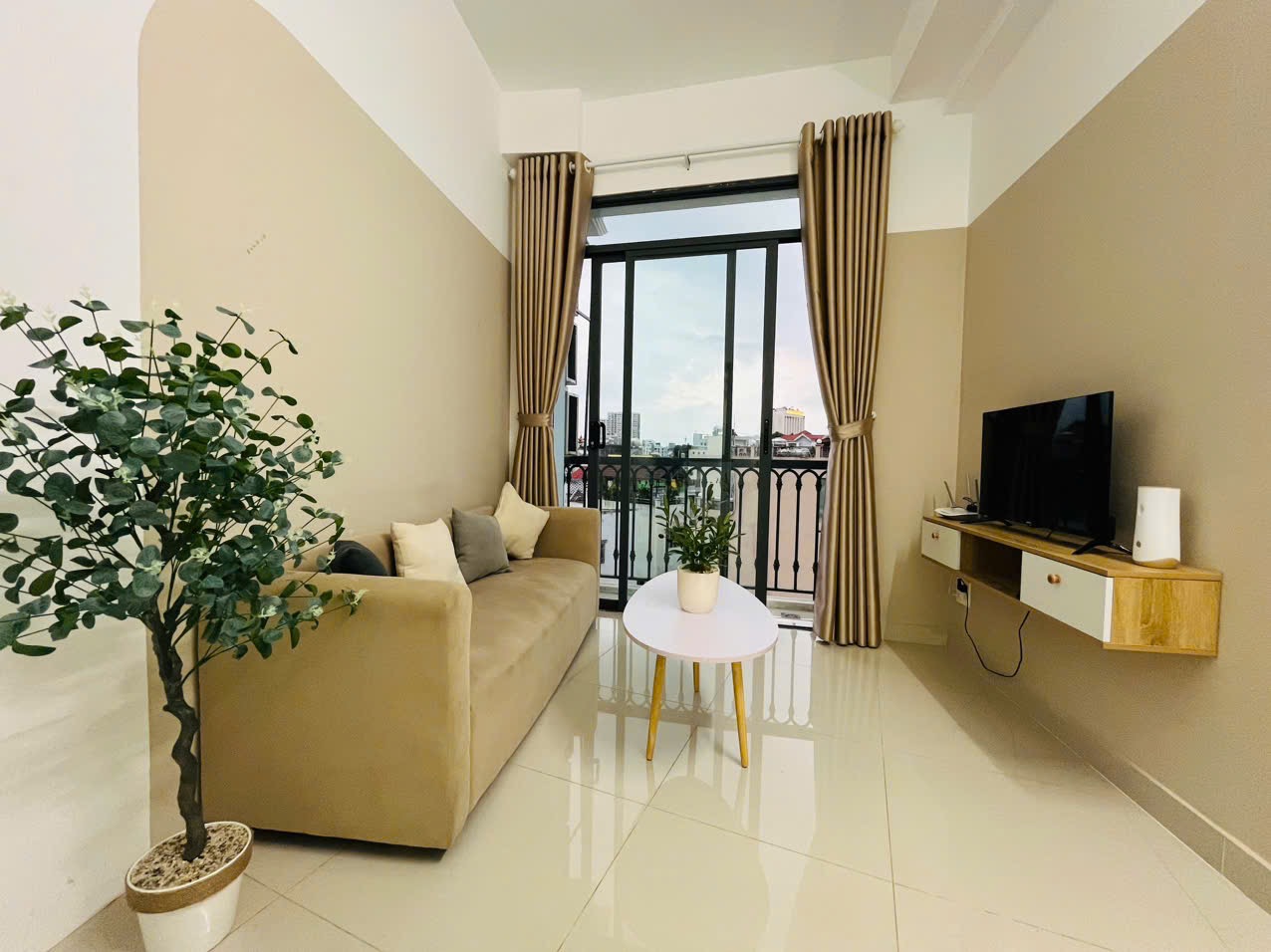 CĂN HỘ 2 PHÒNG NGỦ BAN CÔNG NỘI THẤT CAO CẤP Ở ĐƯỜNG HOA ĐÀO